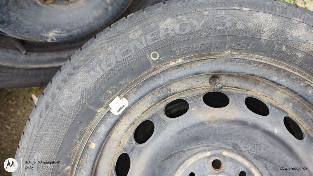Vindem 4 cauciucuri 175/65/r14 cu geanta otel