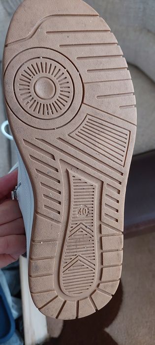 Продам белые  дутыщи