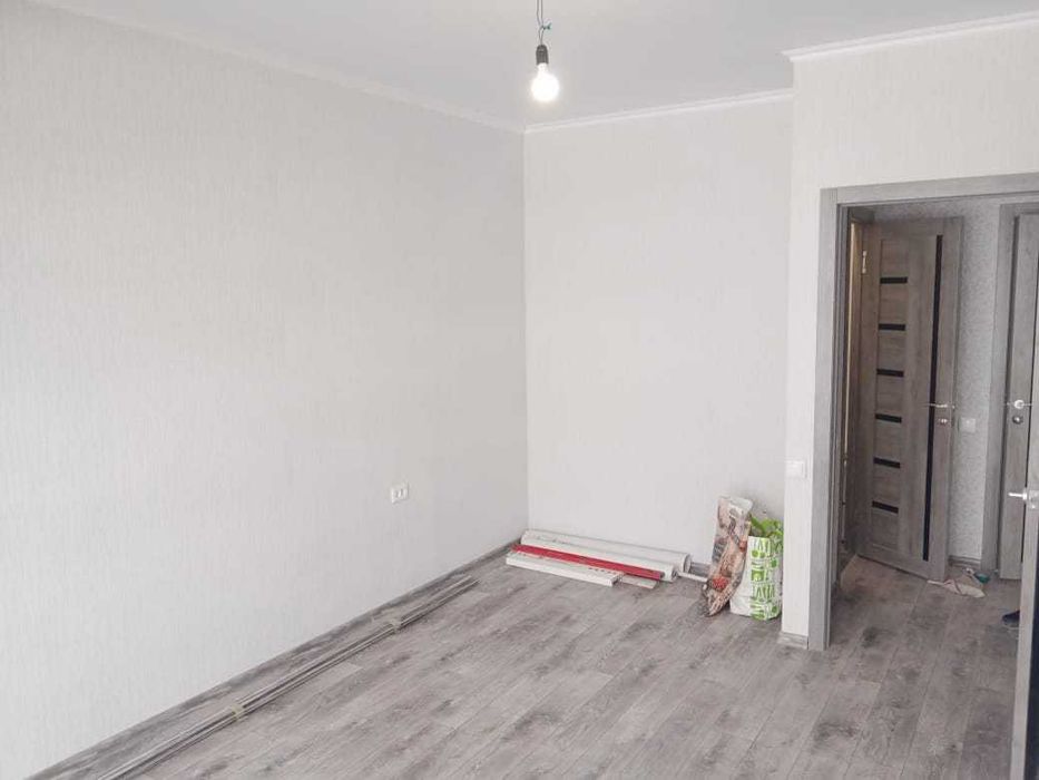 Поклейка обоев и покраска