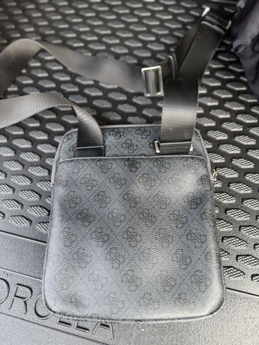 Мъжка чанта Guess