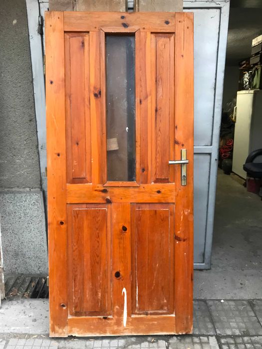 Дървена външна врата