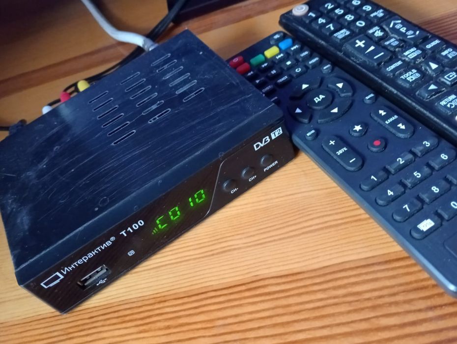 Продам телевизор с приставкой пультами