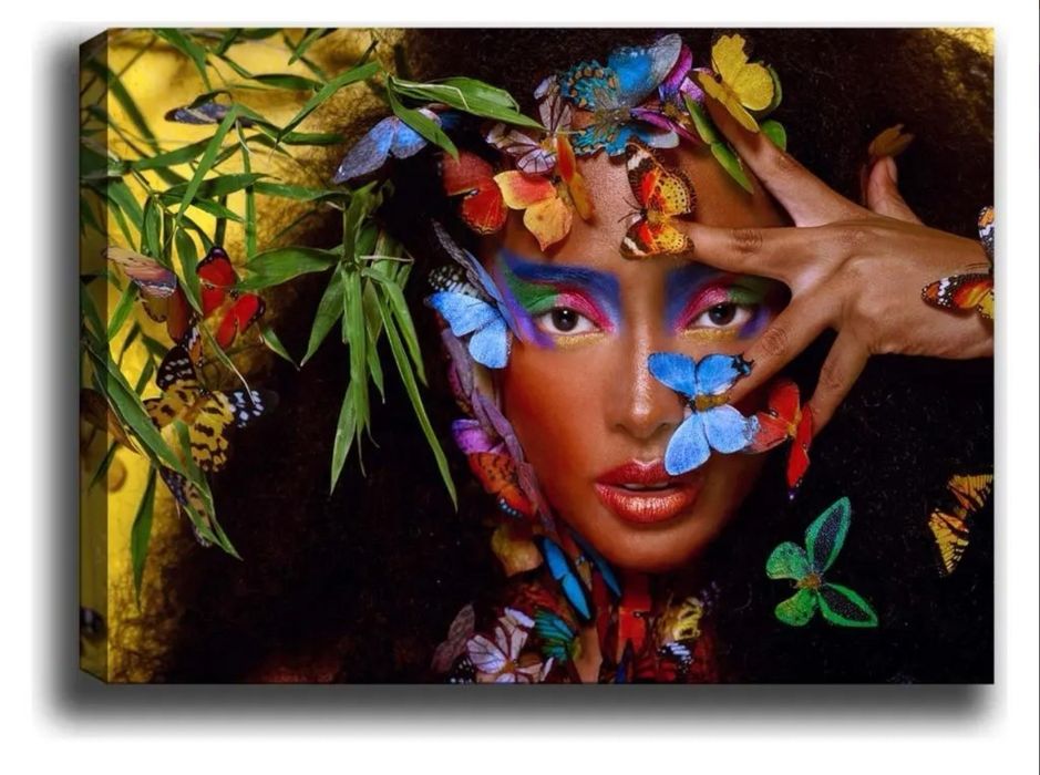 Картина с жена украсена с цветя и пеперуди