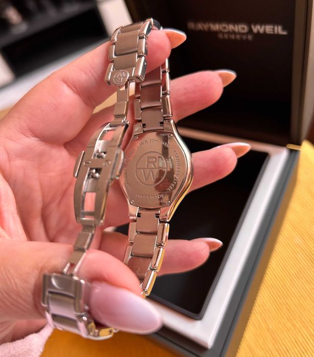 Луксозен швейцарски дамски часовник Raymond Weil Noemia с 12 диаманта