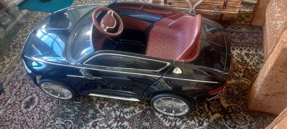 Детский электронный машина, есть слегка потёртое места