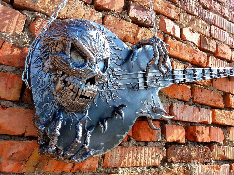 Кованая гитара с черепом.