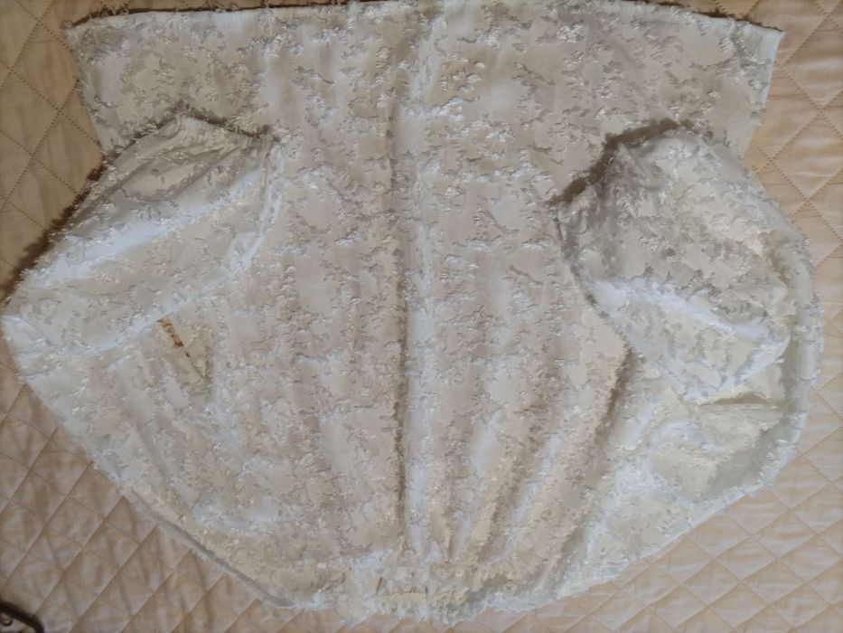 Ефектна блуза с отворени ръкави