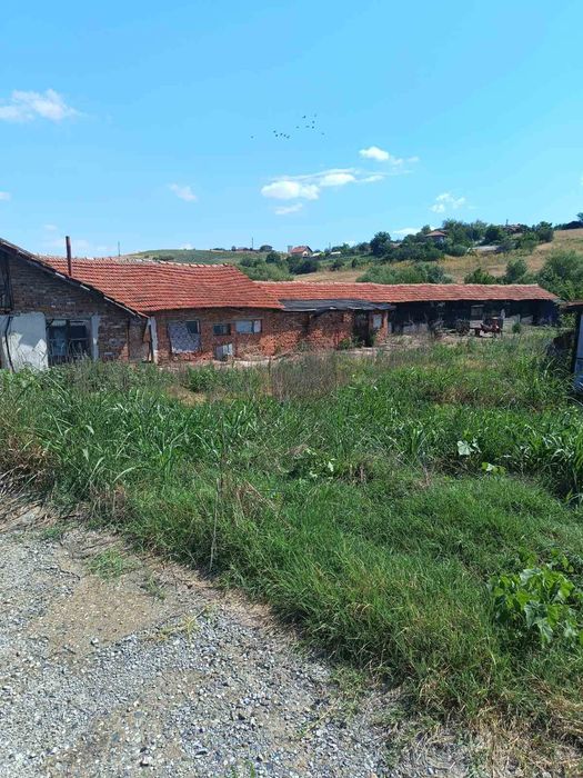 Парцел с животновъдна ферма