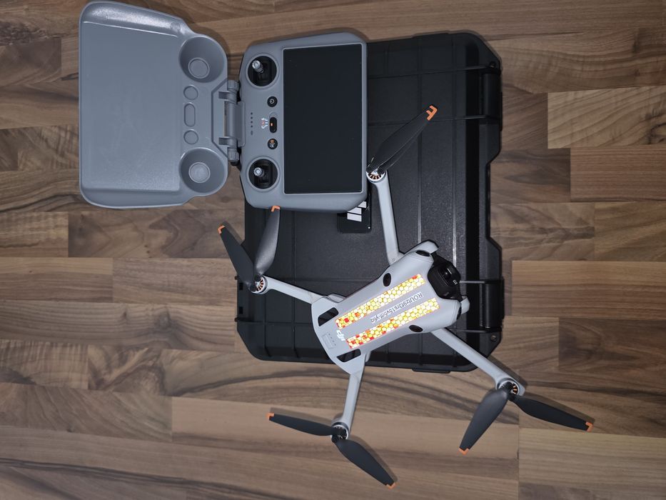 Vand Drona Dji Mini 4 Pro + RC2 + 3 baterii + Hub incarcare + Geanta transport + elicii noi.