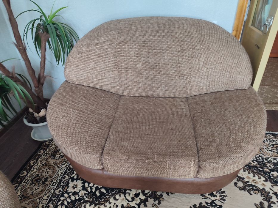 Продаётся диван и два кресла