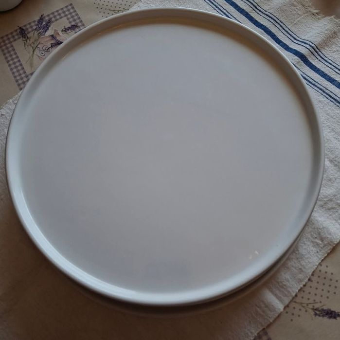 Плата за пица и канички за сосове.