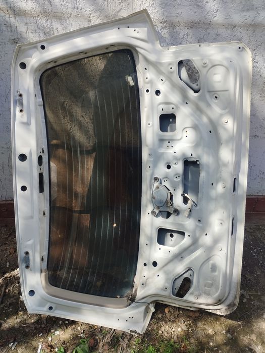 Продам крышку богажника