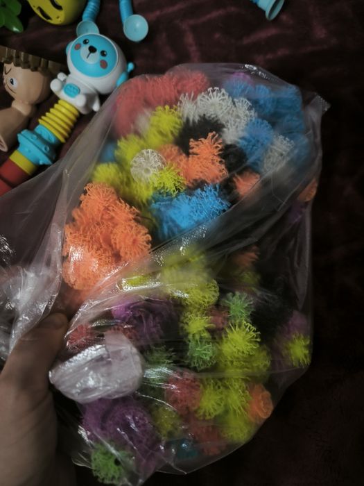 Продам 2 пакета  игрушек