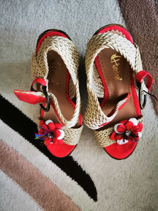 Високи елегантни сандали