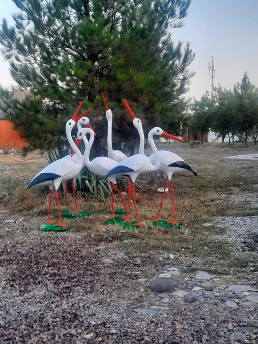 Скульптуры аистов