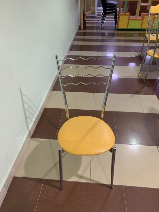 Стулья доя кафе и гостивых.