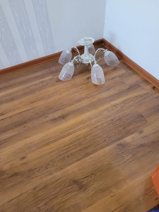 Продам люстру