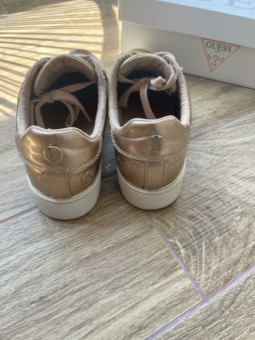 Оригинални сникърси Guess