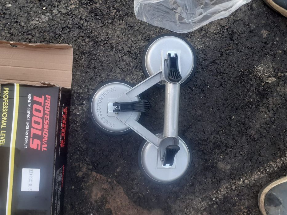 Dispozitiv de manipulare a geamurilor de termopan