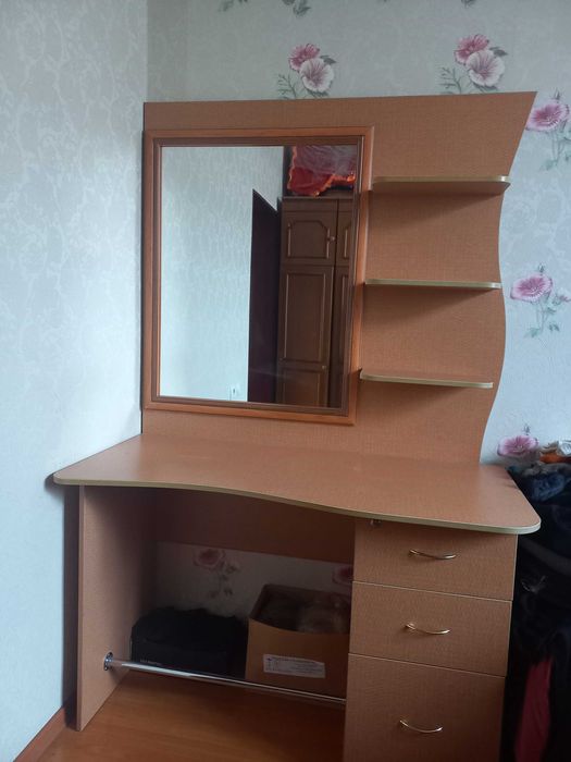 тумба с зеркалом