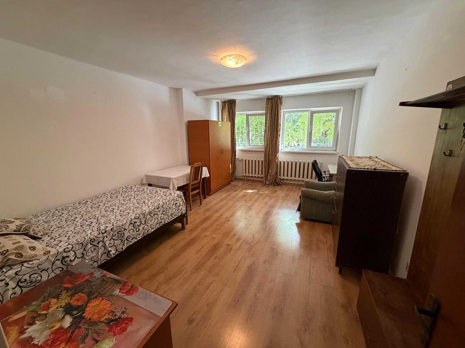 Închiriez 1 camera într-un apartament cu 3 camere