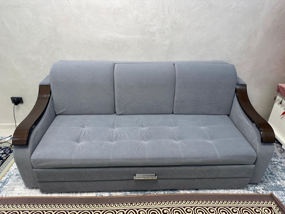 Продается диван гостиной