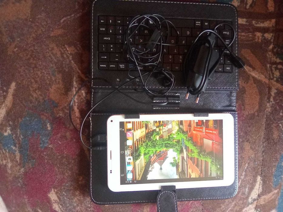 Tabletă Vonino, cu tastatură, husă, căști și încărcător incluse