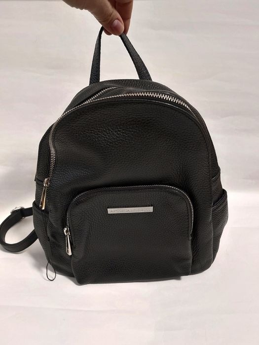 Дамска черна раница, естествена кожа на Antonia Moretti

С две отде