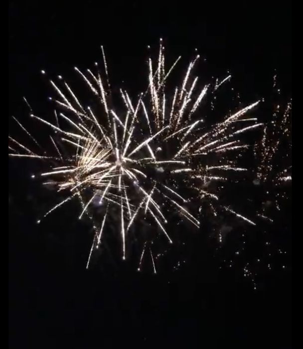 Spectacol artificii exterior, fum greu, artificii, baloane, fulgi