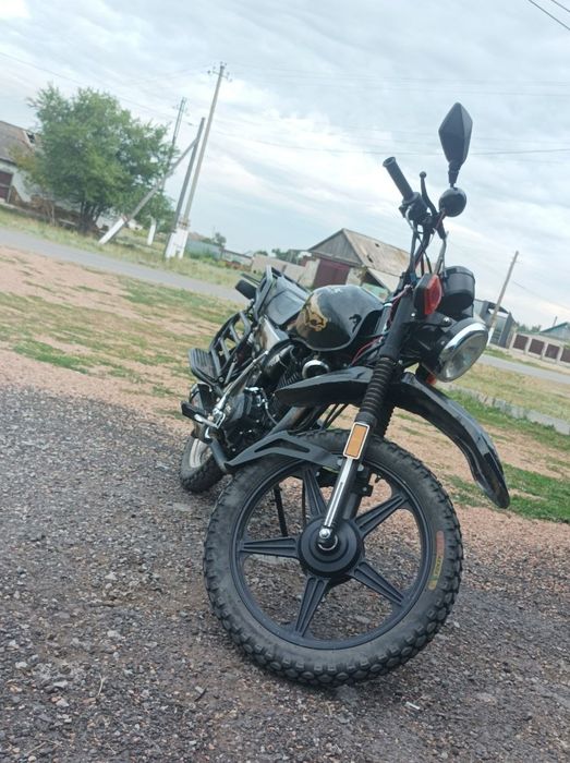 Продам мотоцикл Сузуки200куб