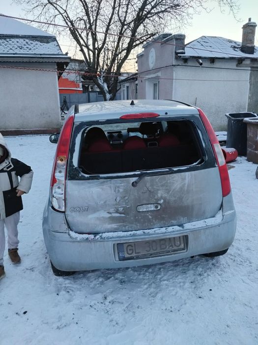 Mitsubishi colt avariat mecanic fără probleme