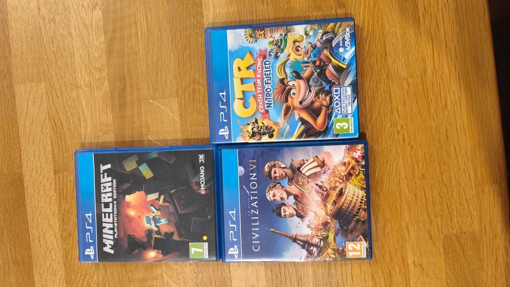 PlayStation 4 Slim с един контролер DualShock и 3 игри