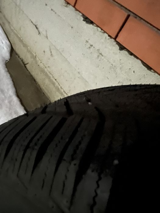 Резина зимняя  почти новая