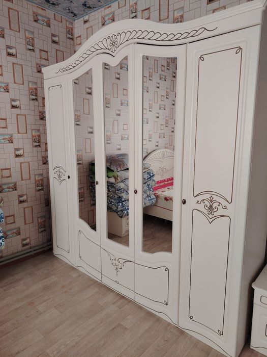 Срочно продам  Спальный гарнитур комплект.