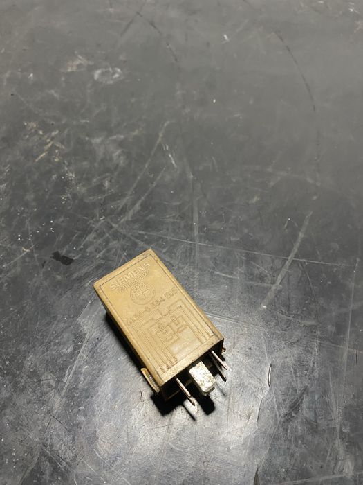 Releu stergatoare BMW Seria 5 E60 E61 520d 525d 530d 535d 8384505