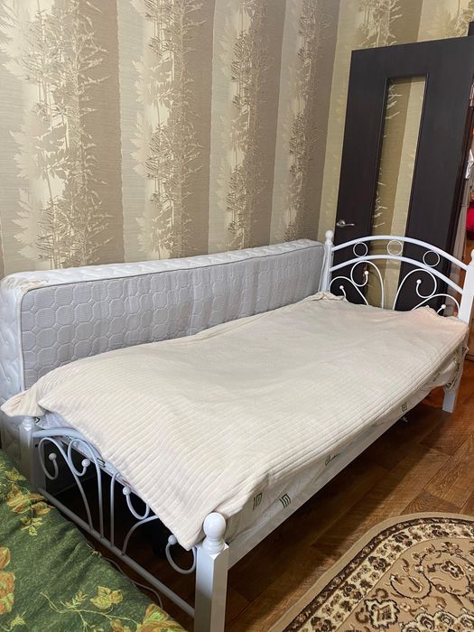 СРОЧНО! Продам 2 кровати кованые с матрасом.