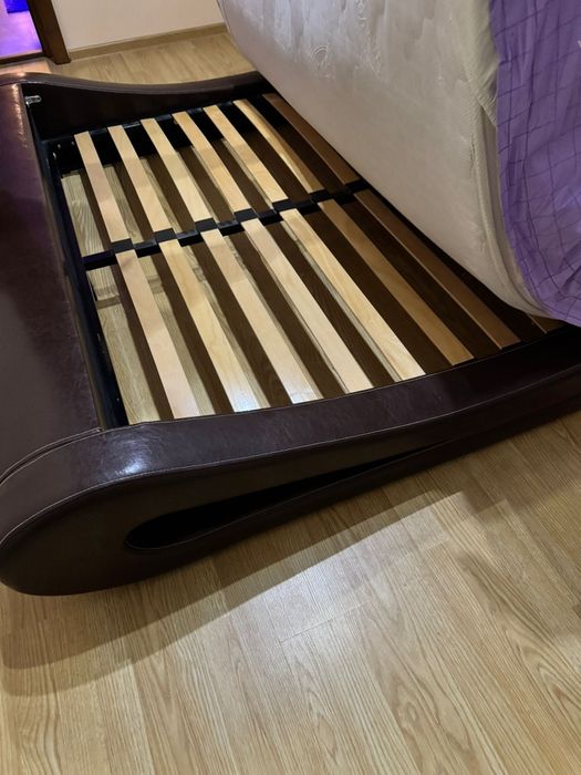 Pat modern din piele