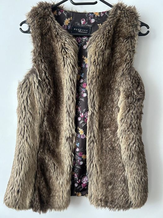 Vesta de blana Bershka marimea S maro stare foarte buna fara defect