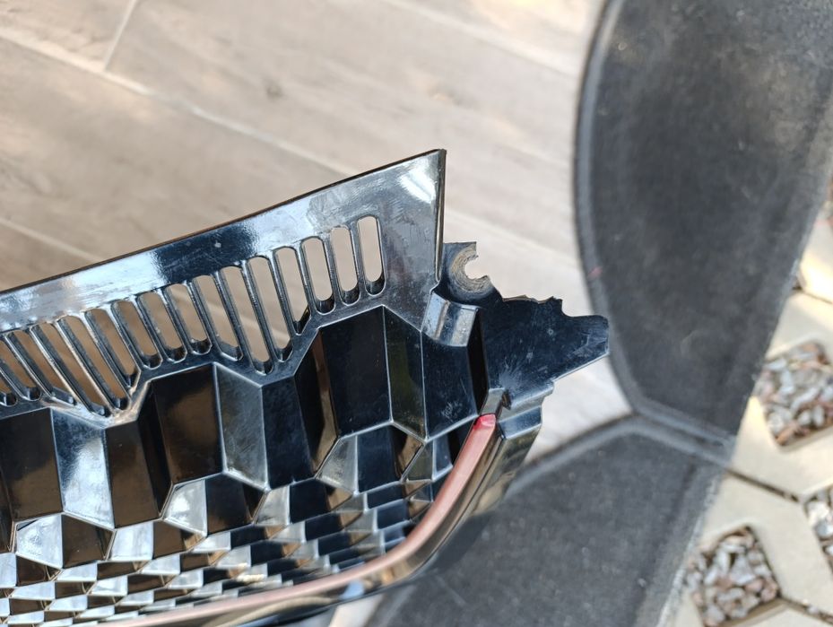 Vând grila fata golf V GTI