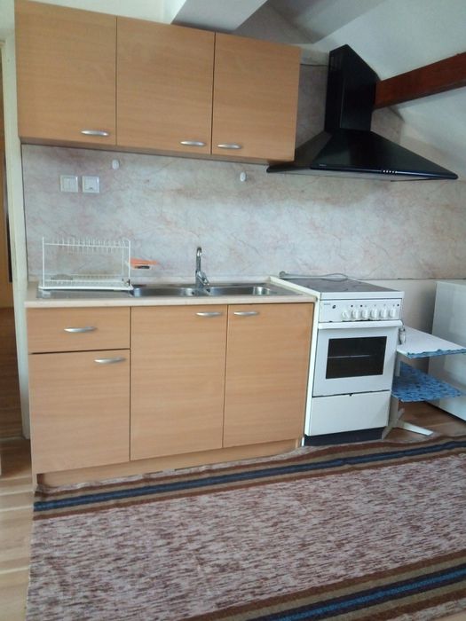 Дава се под наем Тристаен апартамент в Шумен, 2-ри корпус - 50 кв.м за 102 € - Снимка #2