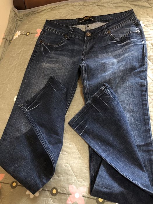 Продаются джинсы Armani.