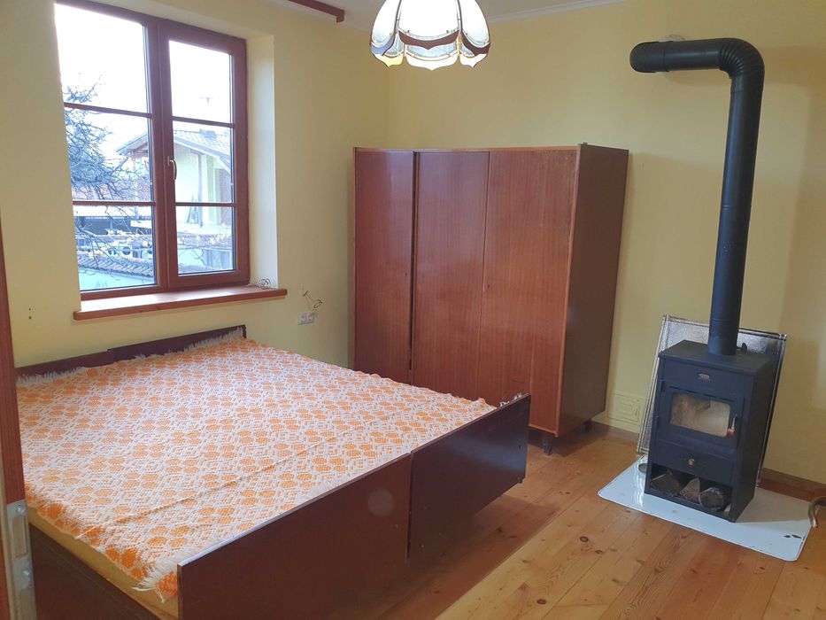 с.Енина самостоятелна къща на 2 етажа, двор 500 кв.м.