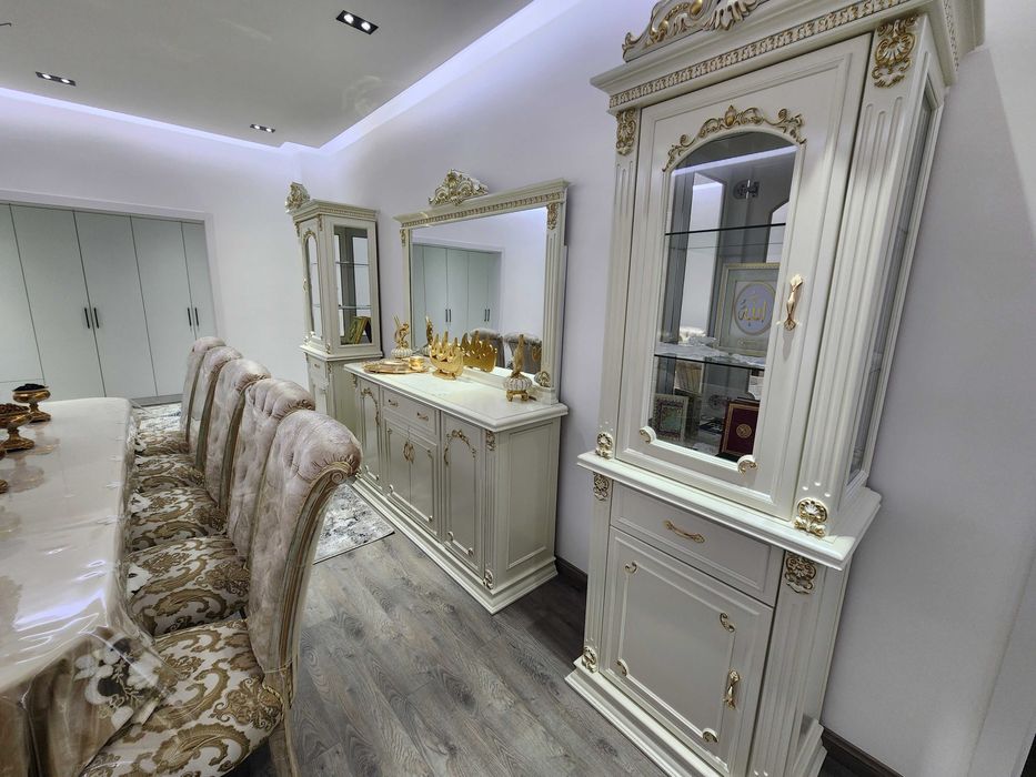 Продаётся столь и стулья 12 персоны пенал и комод + сундук