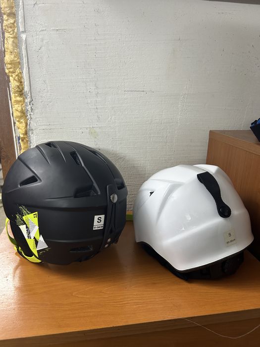 Vând schiuri, clăpari, căști+ochelari