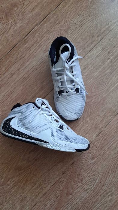 Adidasi Nike baiat 10 ani