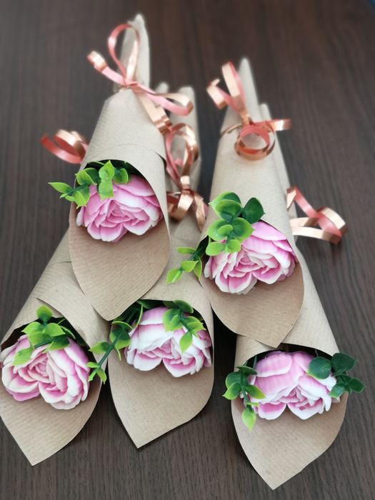 Коледни свещи и букет от ароматни сапунчета