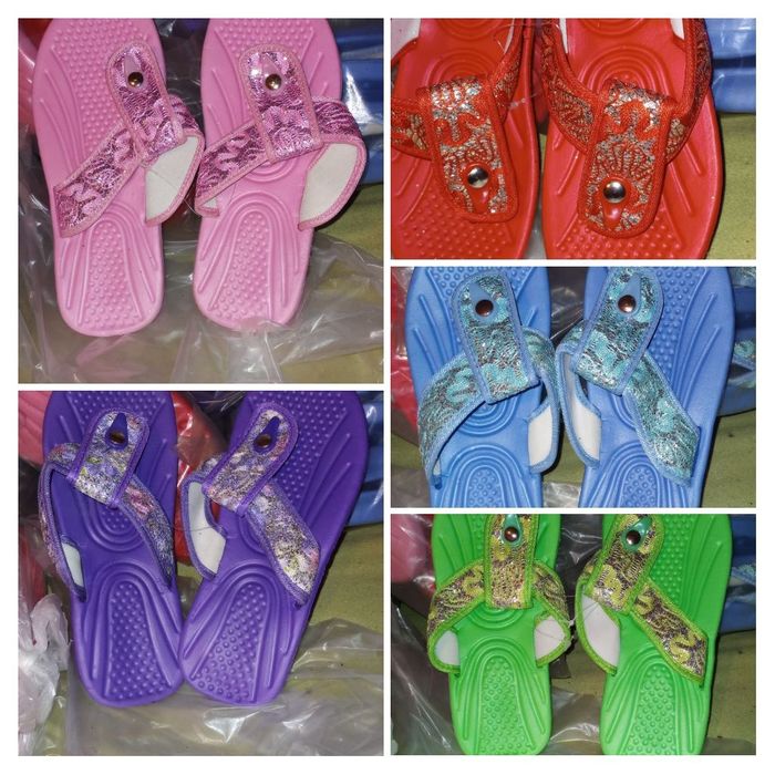 2 perechi papuci / flip-flop / slapi noi la alegere: mov, rosu, verde, roz sau albastru deschis alegeti marimea si culoarea fiecarei perechi