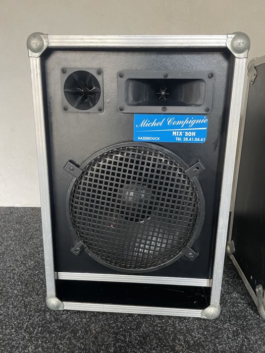 Vand boxe pe trei căi