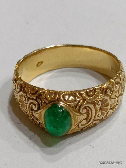 Vind inel deosebit din aur 18kt cu smarald