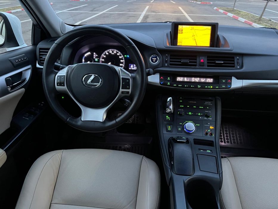 Lexus CT200h km Reali